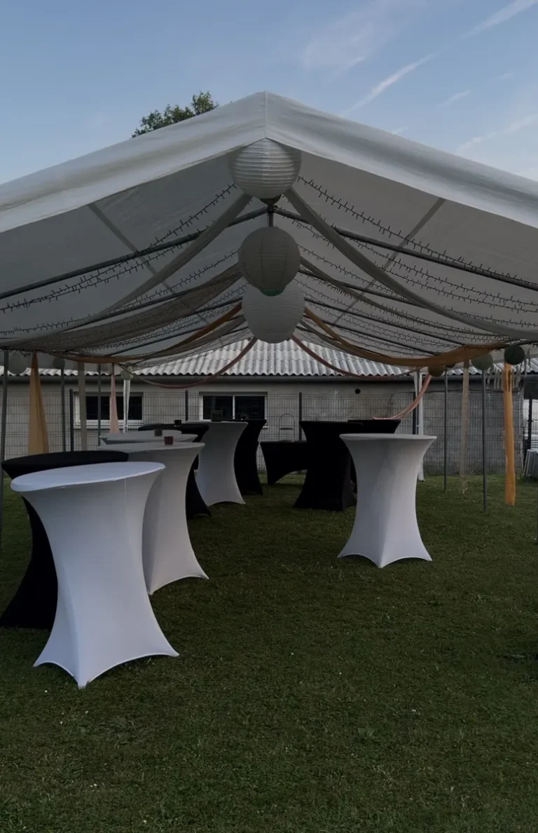 Chapiteau décoré avec mange-debout et housses dans le jardin – événement à la Villa Theolina, Castres