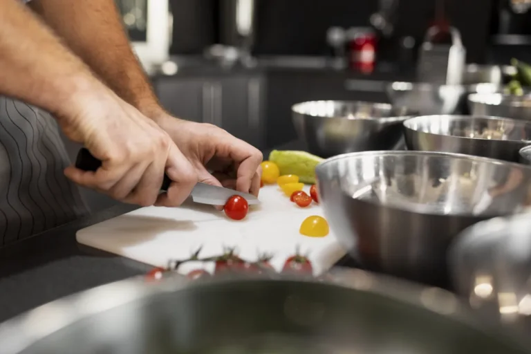 Chef à domicile préparant des légumes frais en cuisine – Villa Theolina, Castres