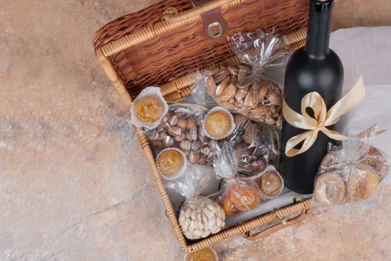 Panier garni de produits locaux et bouteille de vin – service de la Villa Theolina à Castres