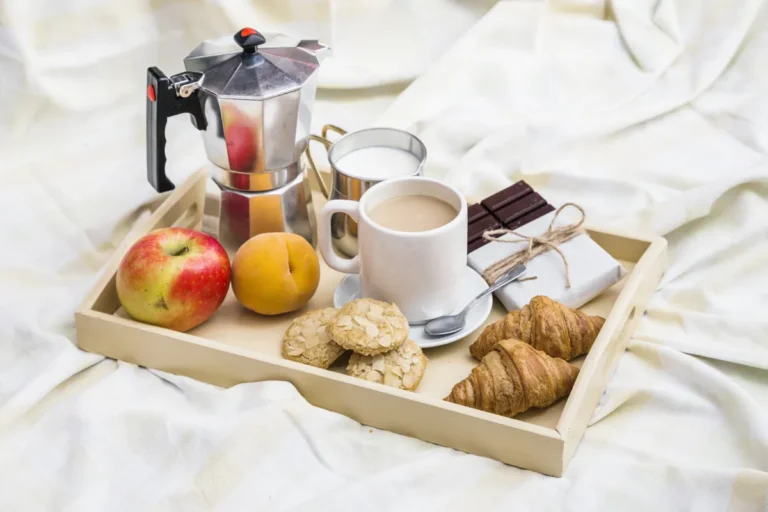 Plateau de petit-déjeuner avec croissants, café et fruits – Villa Theolina, Castres